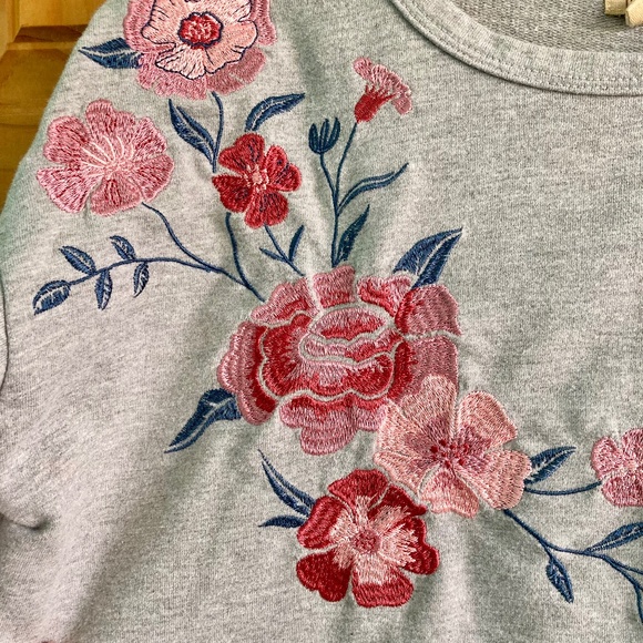 Women’s size small True Craft oversized look cropped warm gray top - Picture 2 of 6